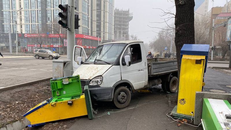 Улицы Алматы после ночных погромов  