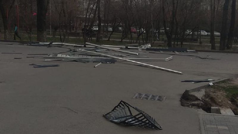 сильный ветер в Алматы
