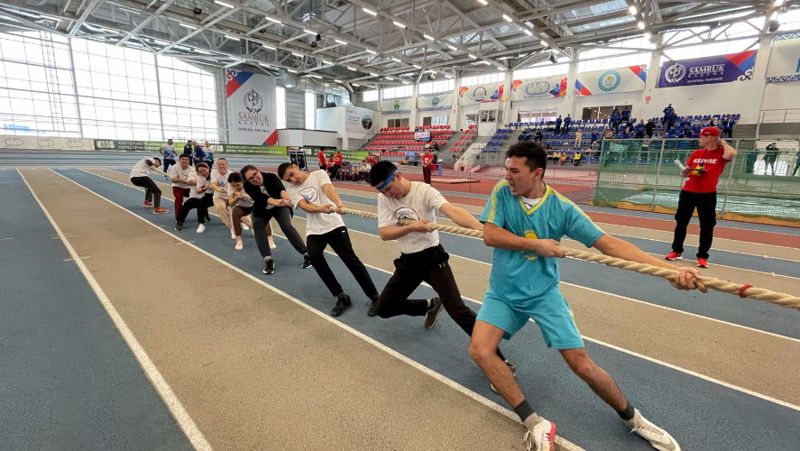 Перетягивание каната Спортсмены соревнование