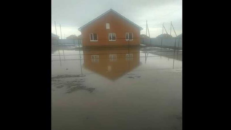 В Аулиеколе часть новых домов погорельцев осталась под водой