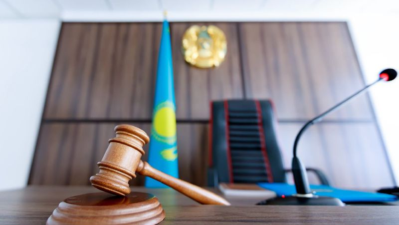 зал суда и молоток поправки по расширению составов рассмотрения судами присяжных