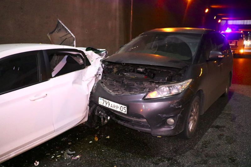 Минивэн врезался в припаркованный автомобиль в центре Алматы. Пострадали два человека