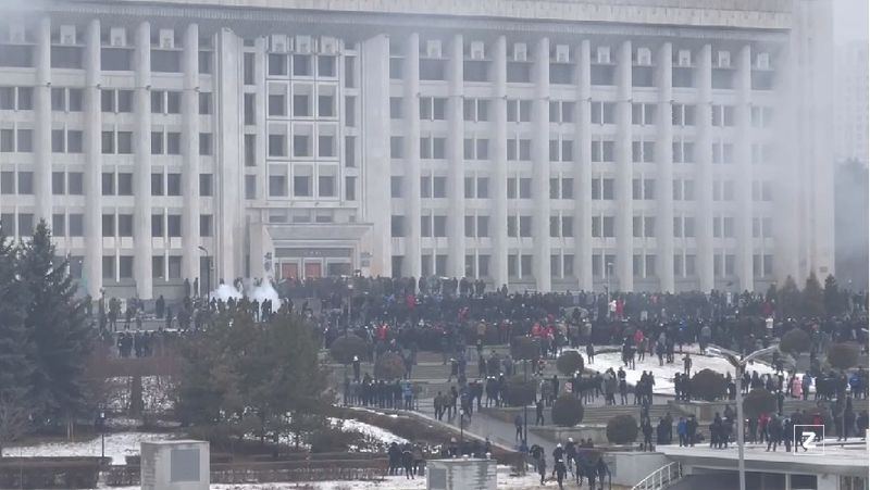 В Алматы начался штурм акимата