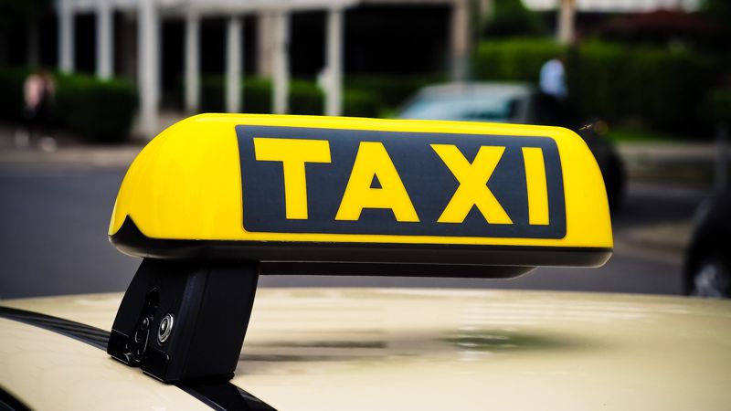 Алматинского таксиста, забравшего у иностранцев $800, привлекли к ответственности