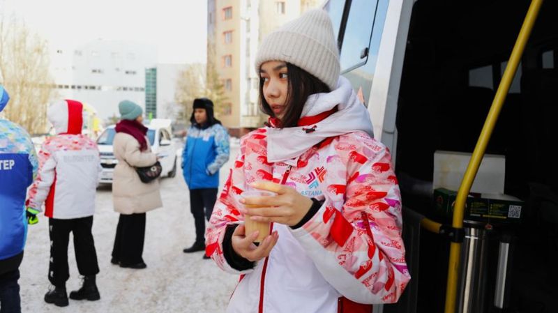 Столичные волонтёры согревают горожан горячим чаем