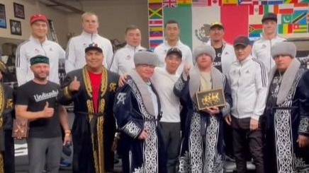 Канело Канело қазақстандықтарды құттықтады
