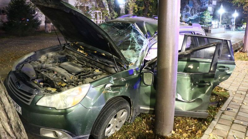 ДТП в Алматы: Subaru Outback, проехав боком врезался в припаркованный авто и снес уличный фонарь