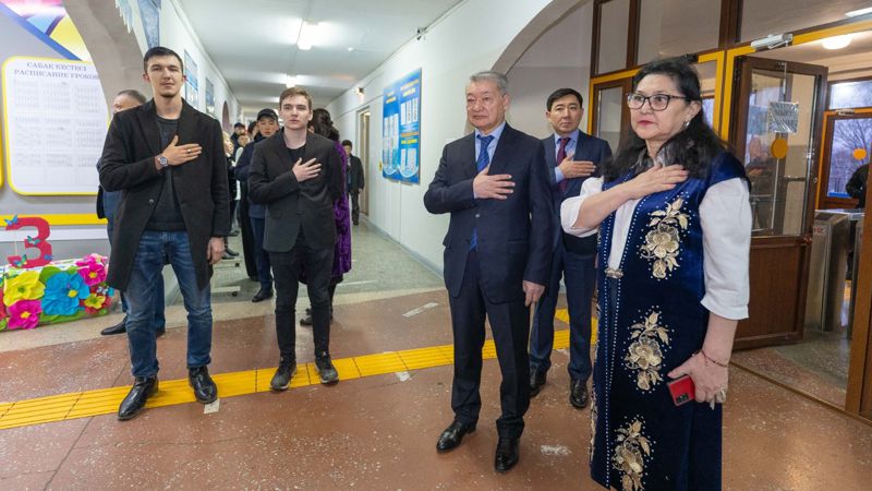 Выпускники школы впервые проголосовали с акимом ВКО в Усть-Каменогорске