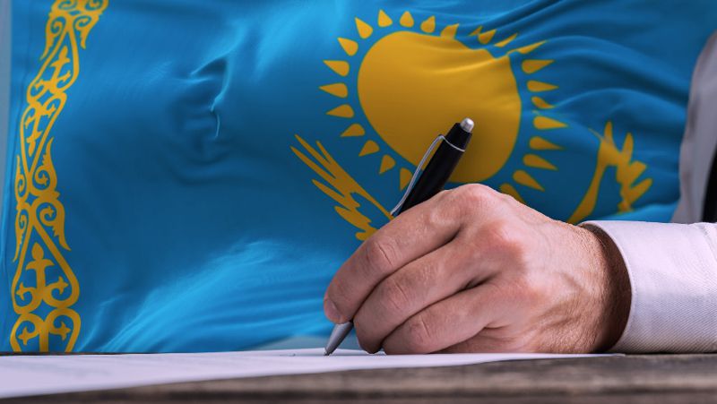 Подписание Закона О госзаказах, премиях и благотворительности