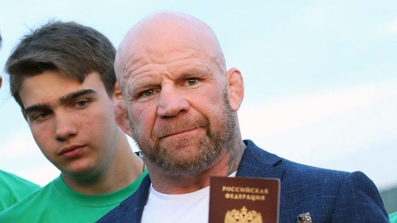 Едет в Казахстан, чтобы сдать свой американский паспорт