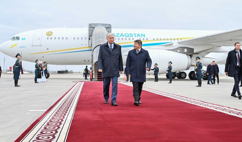 Токаев прилетел в Бишкек: как его встретили, фото - Новости Zakon.kz от 13.10.2023 12:34