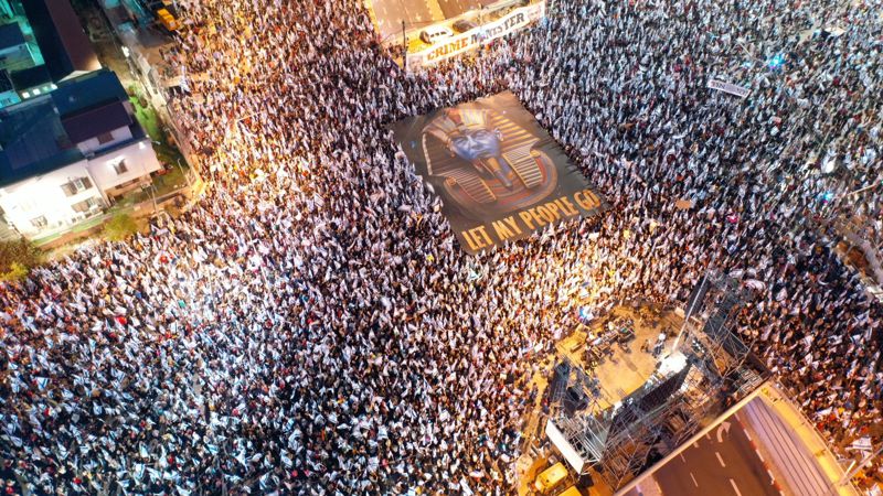Тысячи людей выходят на протесты в Израиле, несмотря на напряженность с соседями