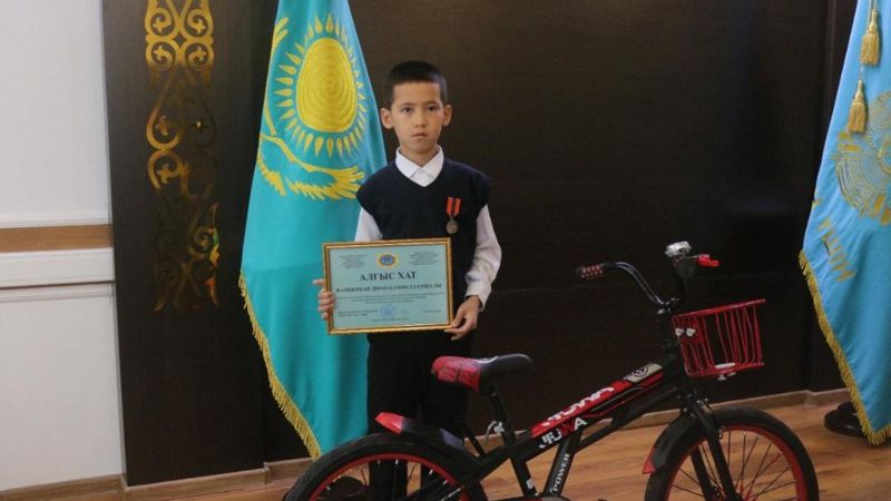 Школьника, спасшего двух тонущих подростков в Атырау, наградили медалью