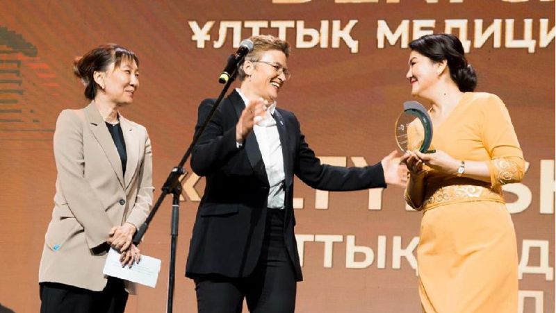 Кэролайн Кларинваль, Ажар Ғиният Марапаттау рәсімі
