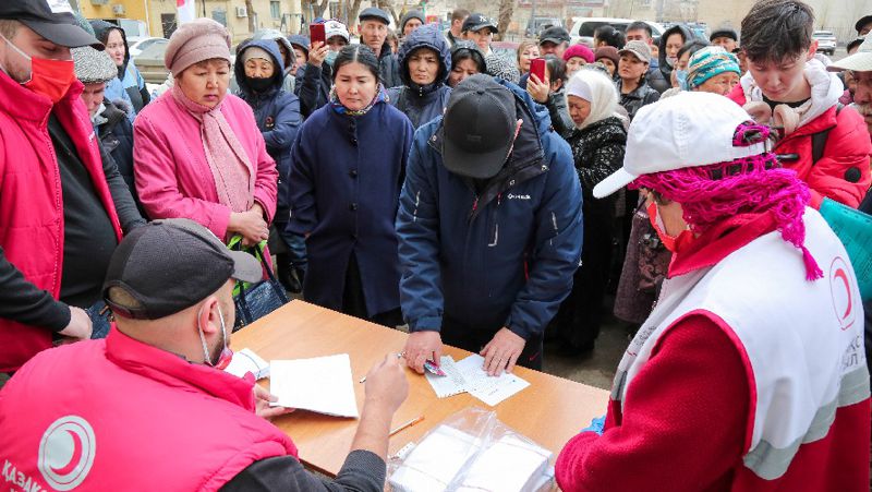 человек подписывает документы помощь пострадавшим