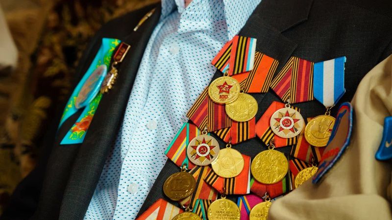 В Алматы поздравили ветерана ВОВ с 99-летием