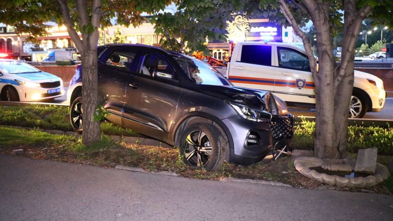 Кроссовер врезался в дерево и провалился в арык в Алматы