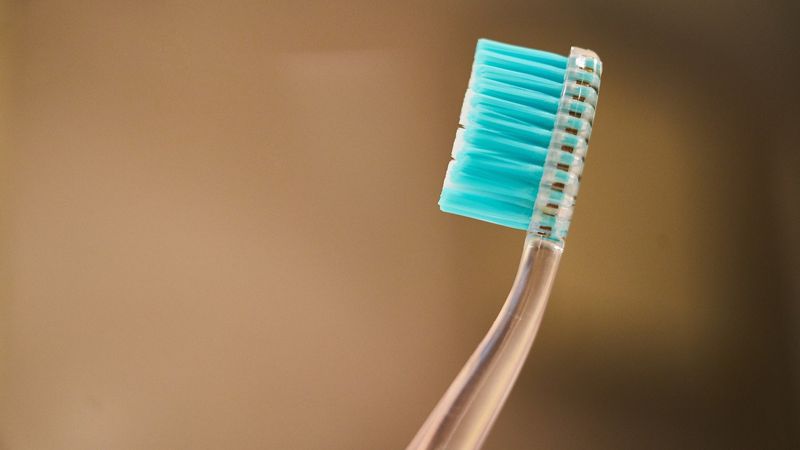 Как часто нужно менять зубную щетку