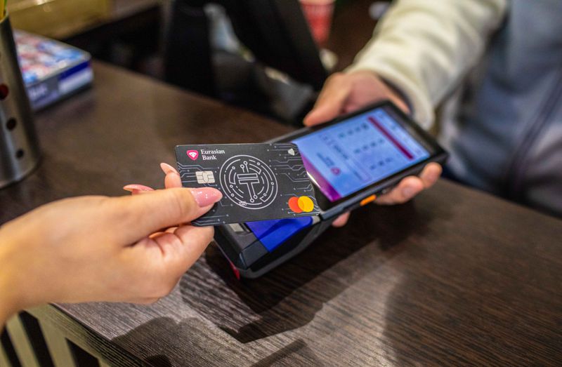 Евразийский банк и Mastercard выпустили первую платежную карту в цифровом тенге