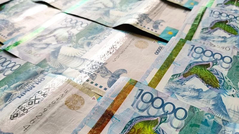 тенге В Туркестанской области молодая женщина обокрала квартиру на 1,2 млн тенге