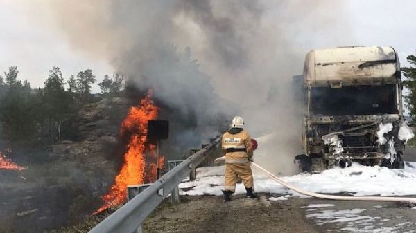 От горящего на трассе большегруза огонь перекинулся на Нацпарк Баянаул в Павлодарской области