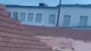 рухнула стена Строящееся здание на территории школы рухнуло в поселке Карагандинской области