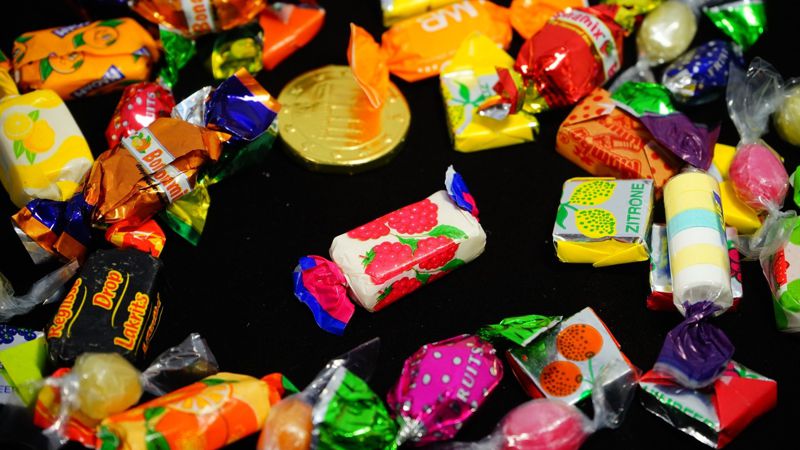 Мошенник присвоил тонну конфет в Костанае
