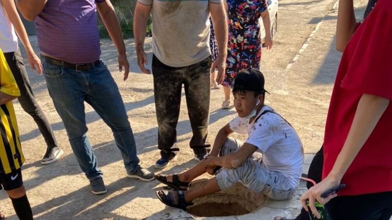 из канализационного колодца вытащил ребенка в Кызылорде
