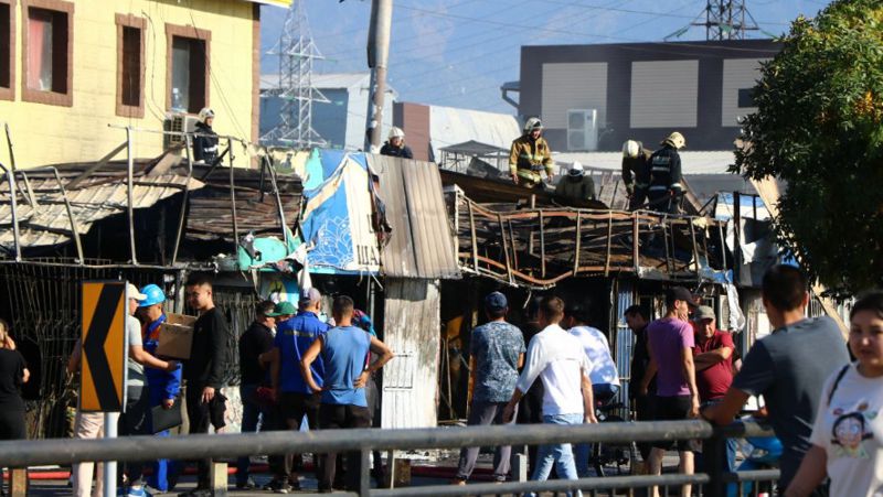Потушен сильный пожар на оптовке в Алматы
