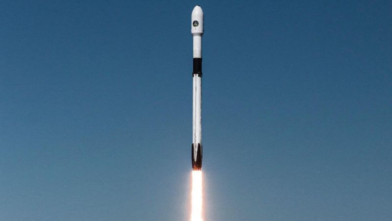 SpaceX запустила корабль с частным экипажем