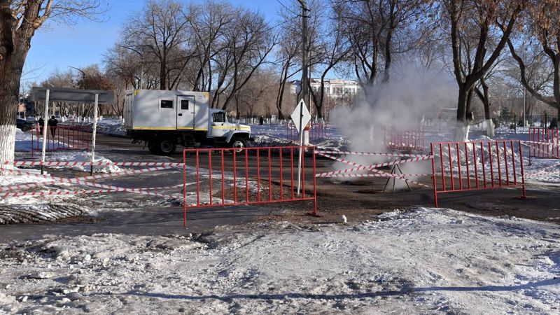 Теплотрассу прорвало В Рудном вновь