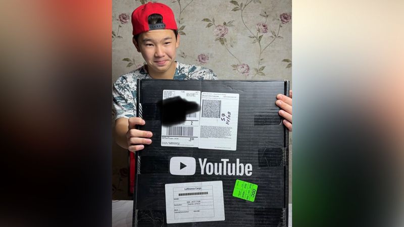 Юный фудблогер из Алматы получил золотую кнопку YouTube