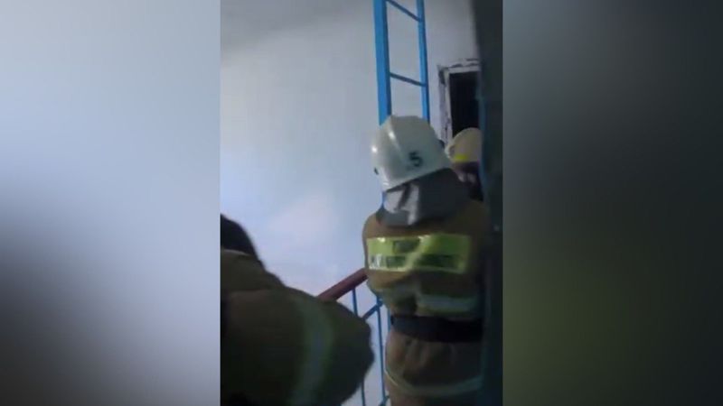 Пожарные поделились видео со спасением из огня 68-летнего мужчины
