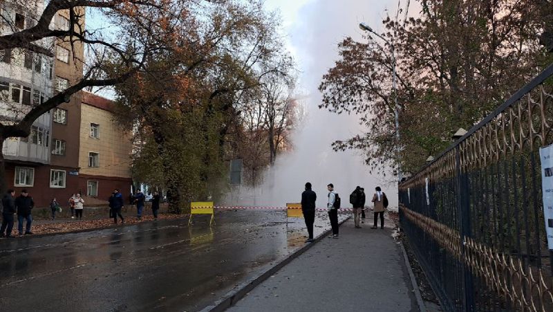В Алматы из-под земли забил фонтан высотой в несколько метров