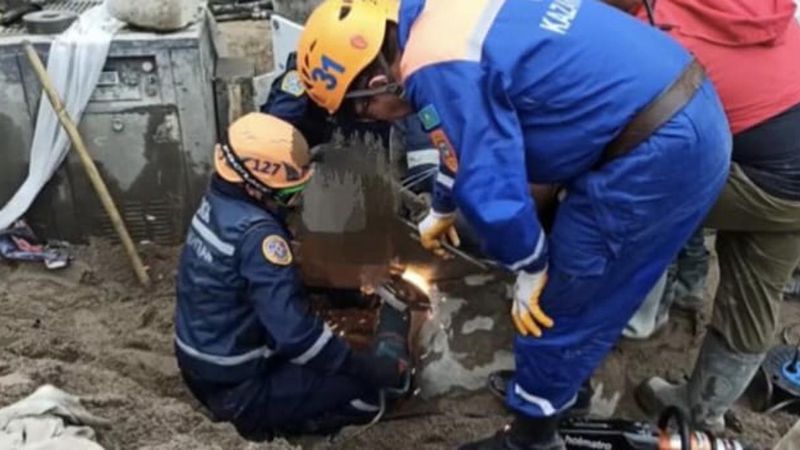 В Алматинской области строитель застрял в бетономешалке
