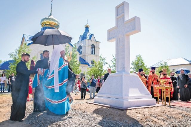 Православный крест у Храма новомучеников и исповедников Акмолинских 