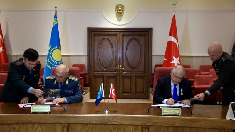 Министр обороны Казахстана находится с визитом в Турции