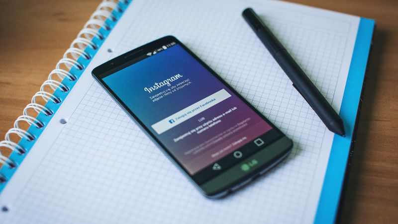 Смартфон с Instagram Соцсеть запустила платные подиски