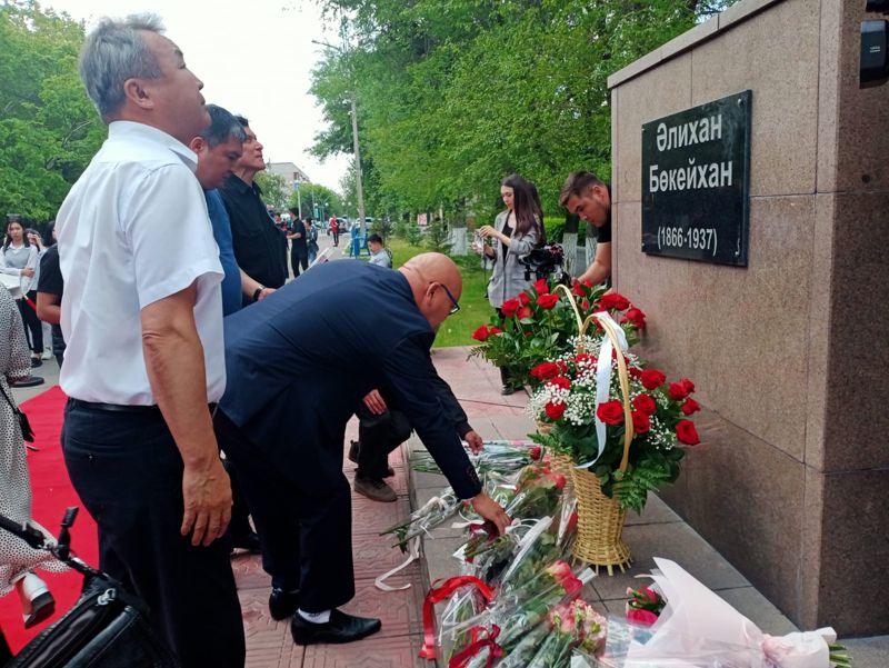 Потомки жертв политических репрессий принесли цветы к памятникам Алихана Бокейханова, Мухтара Ауэзова в Семее