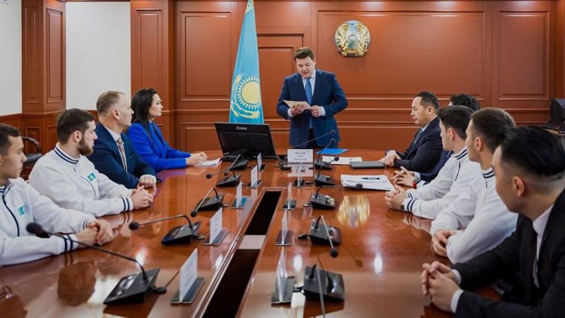Министр культуры и спорта вручил поздравительные письма казахстанским гимнастам от имени Токаева