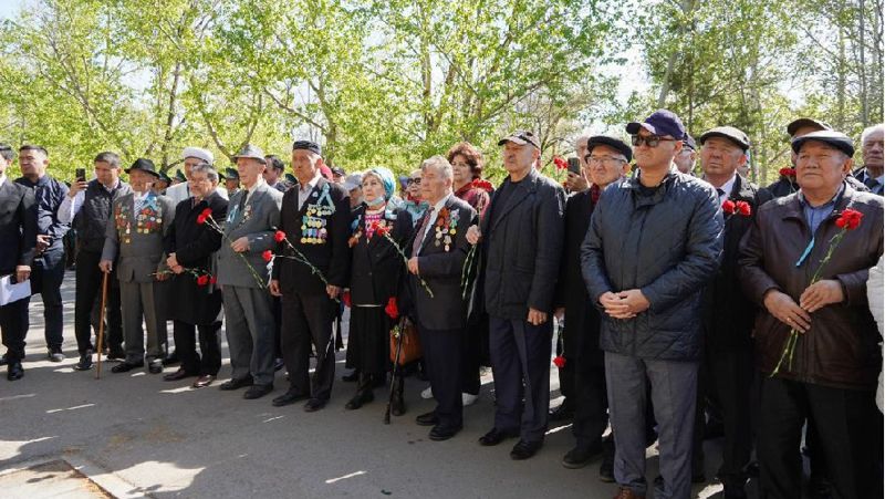 нур-султан, вов, воины, могила, цветы, церемония