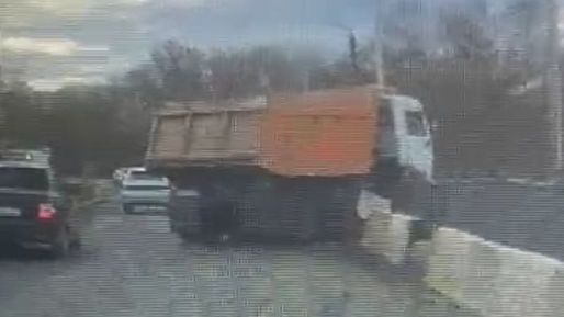 Пьяный водитель КАМАЗа устроил аварию в Уральске 