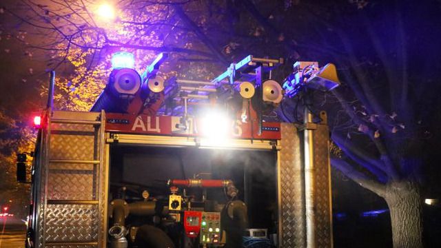 Ребенка и двух женщин вынесли пожарные из горящей квартиры в Караганде 