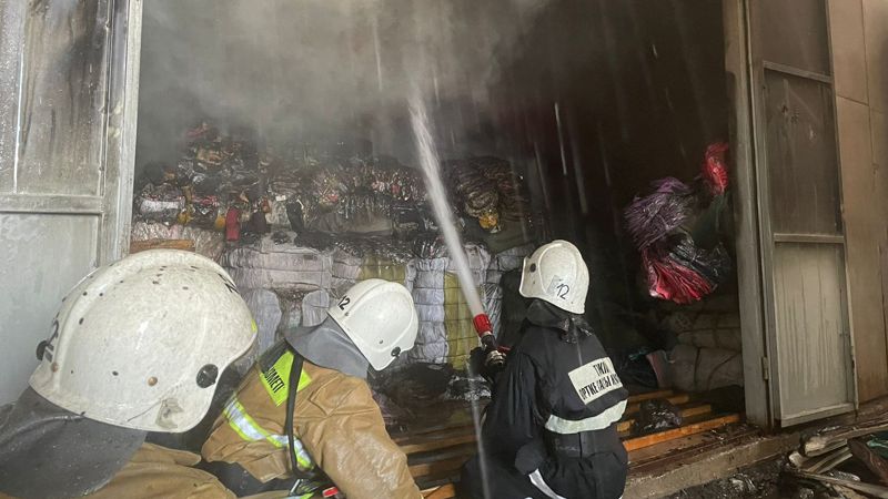 В Алматы снова горит барахолка