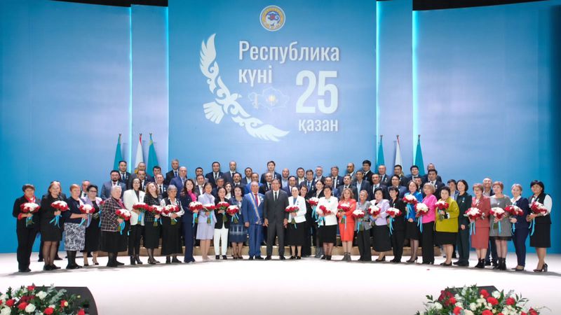 Ерболат Досаев вручил алматинцам государственные награды от имени Президента Казахстана ко Дню Республики
