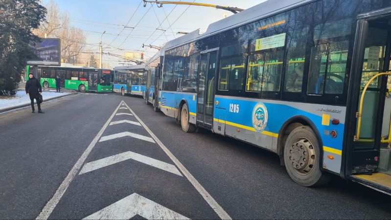 Коллапс в Алматы: два автобуса столкнулись на выделенке