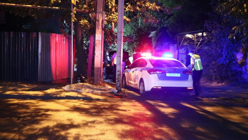 Пешеход погиб в Алматы после столкновения двух автомобилей