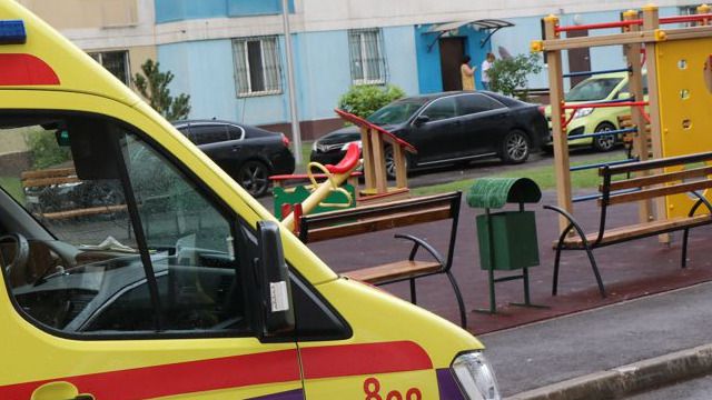 Пятилетний мальчик выпал из окна пятого этажа и погиб в Туркестанской области