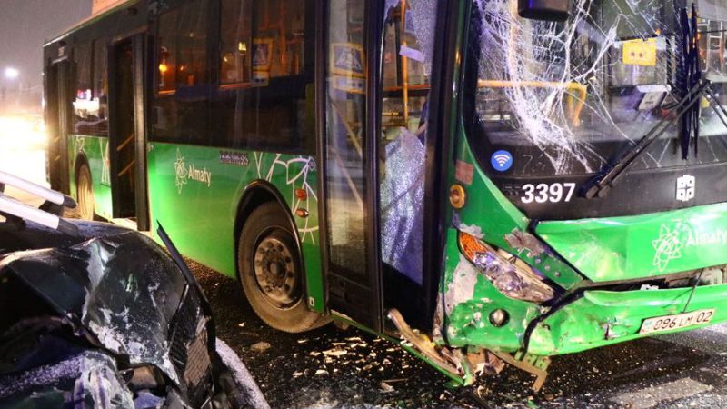 В Алматы произошло лобовое столкновение автобуса и RAV4 