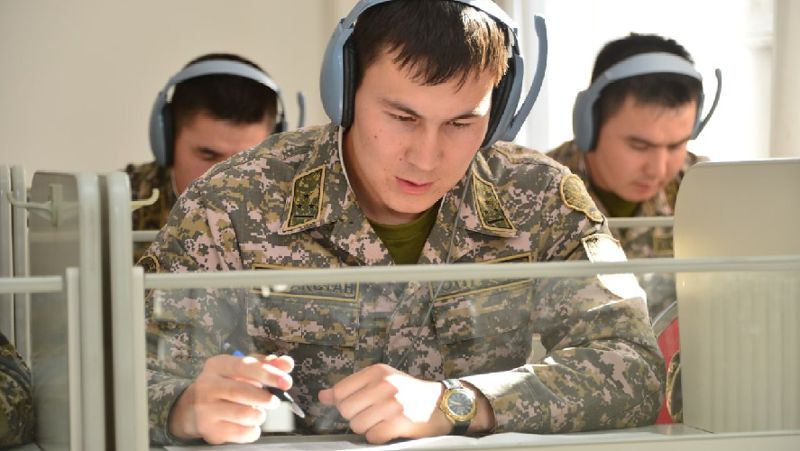 Әскерилер Тіл үйрену